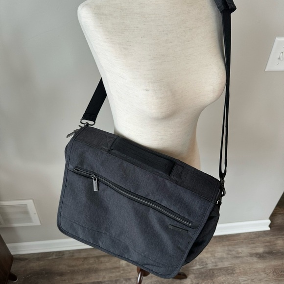 Like New! Samsonite Messenger Travel Laptop Bag - Picture 3 of 9